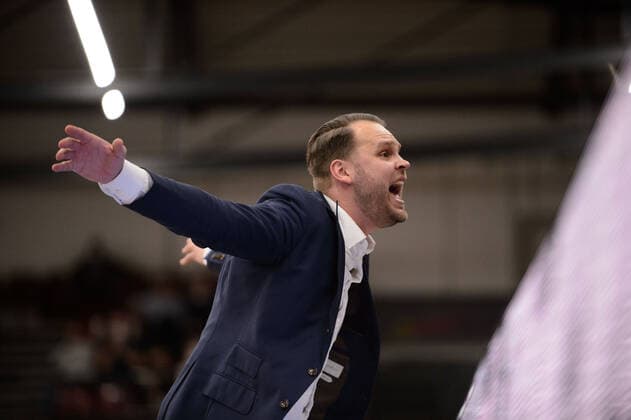 Vytautas Buzas coach Nürnberg Falcons BC gives instructions during the game Artland Dragons Quakenbrück vs Nürnberg Falcons BC Basketball, ProA, season 2021 2022, 18 matchday, 08 01 2022 Copyright xErikxHillmer EIBNERx EP EHR Artland Dragons Quakenbrück vs Nürnberg Falcons BC Basketball, ProA, season 2021 2022, 18 matchday, 08 01 2022 Quakenbrück Copyright: xErikxHillmer EIBNERx EP_EHR
