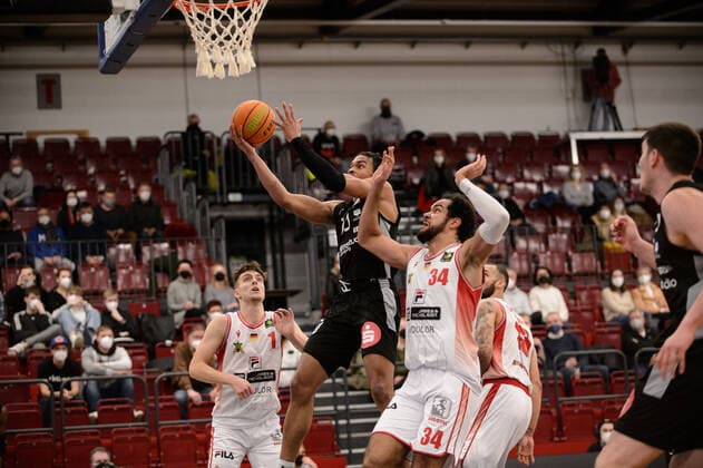 Evan Taylor 10 Nürnberg Falcons BC vs Akim Jamal Jonah 34 Artland Dragons Quakenbrück during the game Artland Dragons Quakenbrück vs Nürnberg Falcons BC Basketball, ProA, season 2021 2022, 18 matchday, 08 01 2022 Copyright xErikxHillmer EIBNERx EP EHR Artland Dragons Quakenbrück vs Nürnberg Falcons BC Basketball, ProA, season 2021 2022, 18 matchday, 08 01 2022 Quakenbrück Copyright: xErikxHillmer EIBNERx EP_EHR