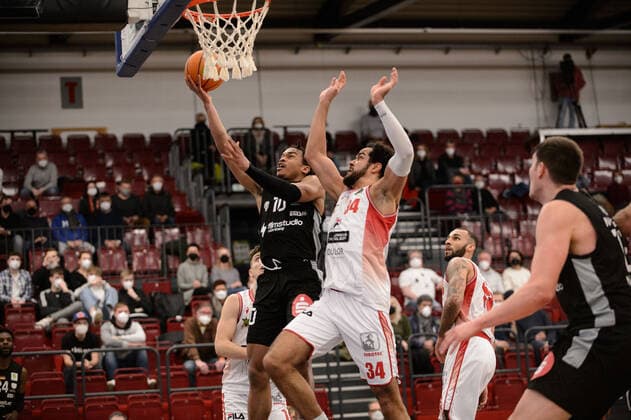 Evan Taylor 10 Nürnberg Falcons BC vs Akim Jamal Jonah 34 Artland Dragons Quakenbrück during the game Artland Dragons Quakenbrück vs Nürnberg Falcons BC Basketball, ProA, season 2021 2022, 18 matchday, 08 01 2022 Copyright xErikxHillmer EIBNERx EP EHR Artland Dragons Quakenbrück vs Nürnberg Falcons BC Basketball, ProA, season 2021 2022, 18 matchday, 08 01 2022 Quakenbrück Copyright: xErikxHillmer EIBNERx EP_EHR