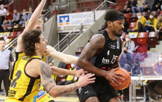Ludwigsburg , Basketball easycredit BBL Bundesliga MHP Riesen Ludwigsburg vs medi Bayreuth , from left Jonah radebaugh Giants Terry Allen Bayreuth