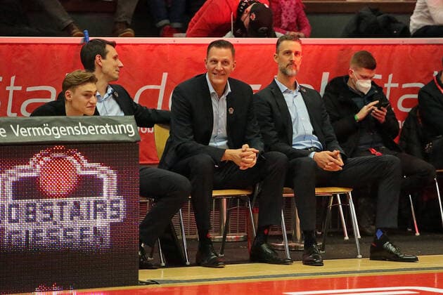 08 01 2022, xovx, Basketball 1 Bundesliga, easy Credit BBL, JobStairs Giessen 46ers BG Göttingen v l Co Coach Steven Wriedt Giessen 46ers , Coach Pete Strobl Giessen 46ers Giessen Sporthalle Ost Hessen Germany DE