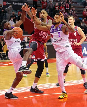 08 01 2022, xovx, Basketball 1 Bundesliga, easy Credit BBL, JobStairs Gießen 46ers BG Göttingen v l Kamar Baldwin BG Göttingen , Phillip Fayne II Gießen 46ers , Jeff Roberson BG Göttingen , Bjarne Kraushaar Gießen 46ers Gießen Sporthalle Ost Hessen Germany DE