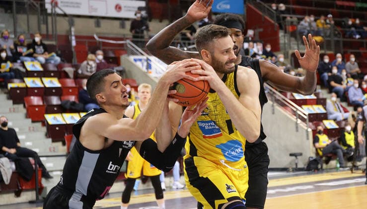Ludwigsburg , Basketball easycredit BBL Bundesliga MHP Riesen Ludwigsburg vs medi Bayreuth , from left Philip Jalalpoor Bayreuth Jonas Wohlfarth Bottermann Riesen