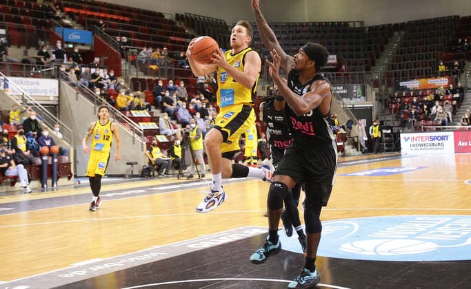 Ludwigsburg , Basketball easycredit BBL Bundesliga MHP Riesen Ludwigsburg vs medi Bayreuth , from left Jordan Hulls Giants Terry Allen Bayreuth