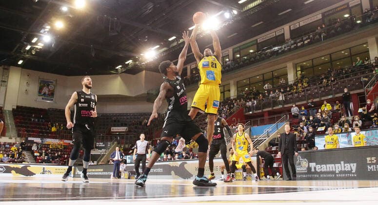 Ludwigsburg , Basketball easycredit BBL Bundesliga MHP Riesen Ludwigsburg vs medi Bayreuth , from left Martynas Sajus Bayreuth Terry Allen Bayreuth Tremmell Darden Riesen