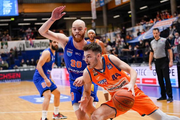 Reggie Upshaw MBC, 30 , Fedor Zugic Ulm, 44 , Syntainics MBC vs Ratiopharm Ulm, Basketball Bundesliga, Men, 2021 2022, 14 Spieltag, , 08 01 2022, Syntainics MBC vs Ratiopharm Ulm, Basketball Bundesliga, Men, 2021 2022, 14 Spieltag, , 08 01 2022, Weissenfels Copyright: xEibner-Pressefoto EckehardxSchulzx EP_EER