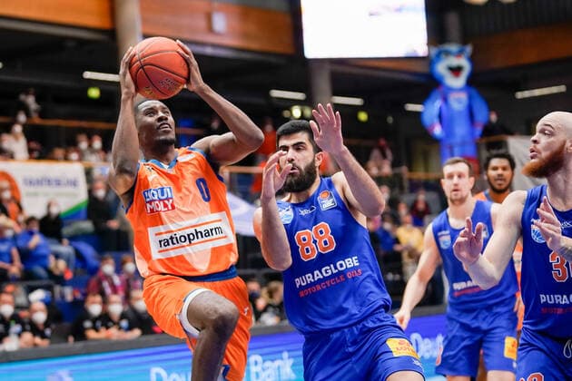 Semaj Christon Ulm, 0 , Behnam Yakhchali MBC, 88 , Syntainics MBC vs Ratiopharm Ulm, Basketball Bundesliga, Maenner, 2021 2022, 14 Spieltag, , 08 01 2022, Syntainics MBC vs Ratiopharm Ulm, Basketball Bundesliga, Maenner, 2021 2022, 14 Spieltag, , 08 01 2022, Weissenfels Copyright: xEibner-Pressefoto EckehardxSchulzx EP_EER