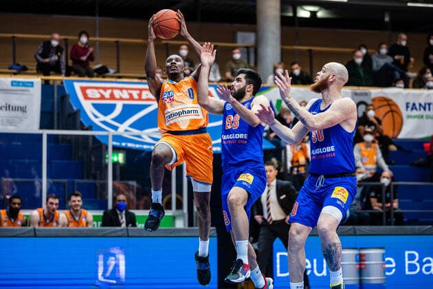 BB 1BL Syntainics MBC Ratiopharm Ulm Semaj Christon 0 Ratiopharm Ulm , Behnam Yakhchali 88 Syntainics MBC , Reggie Upshaw 30 Syntainics MBC during the match Season 2021 2022 Men in the EasyCredit Bundesliga between Syntainics MBC and Ratiopharm Ulm at Stadthalle Weissenfels on 8 January 2022 in Weissenfels, Sachsen Anhalt, Germany
