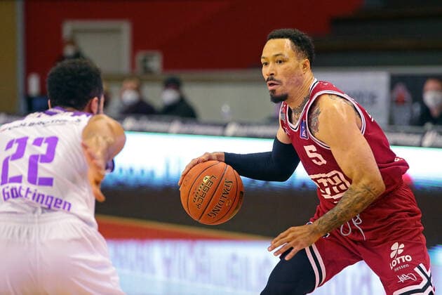 08 01 2022, xovx, Basketball 1 Bundesliga, easy Credit BBL, JobStairs Giessen 46ers BG Göttingen v l Stephen Brown Jr BG Göttingen , Kyan Anderson Giessen 46ers Giessen Sporthalle Ost Hessen Germany EN