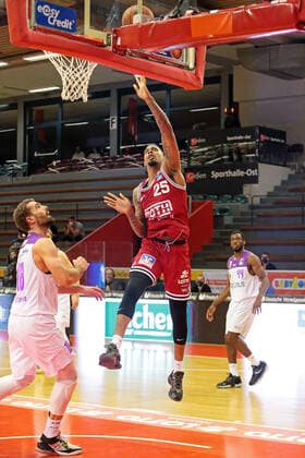 08 01 2022, xovx, Basketball 1 Bundesliga, easy Credit BBL, JobStairs Gießen 46ers BG Göttingen v l Harper Kamp BG Göttingen , Phillip Fayne II Gießen 46ers , Kamar Baldwin BG Göttingen Gießen Sporthalle Ost Hessen Germany EN