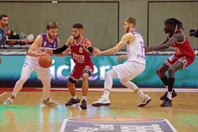 08 01 2022, xovx, Basketball 1 Bundesliga, easy Credit BBL, JobStairs Gießen 46ers BG Göttingen v l Jake Toolson BG Göttingen , Kendale McCullum Gießen 46ers , Mathis Mönninghoff BG Göttingen , Nuni Omot Gießen 46ers Gießen Sporthalle Ost Hessen Germany EN