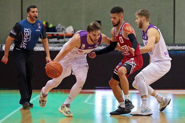 08 01 2022, xovx, Basketball 1 Bundesliga, easy Credit BBL, JobStairs Gießen 46ers BG Göttingen v l Jake Toolson BG Göttingen , Kendale McCullum Gießen 46ers , Mathis Mönninghoff BG Göttingen Gießen Sporthalle Ost Hessen Germany DE