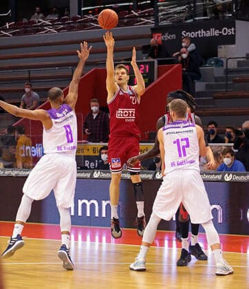 08 01 2022, xovx, Basketball 1 Bundesliga, easy Credit BBL, JobStairs Gießen 46ers BG Göttingen v l Akeem Vargas BG Göttingen , Florian Koch Gießen 46ers , Mathis Mönninghoff BG Göttingen , Nuni Omot Gießen 46ers Gießen Sporthalle Ost Hessen Germany EN