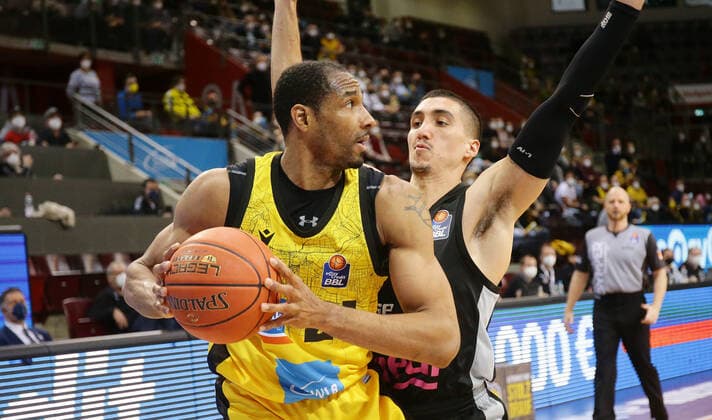 Ludwigsburg , Basketball easycredit BBL Bundesliga MHP Riesen Ludwigsburg vs medi Bayreuth , from front Tremmell Darden Giants Philip Jalalpoor Bayreuth