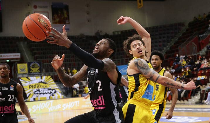 Ludwigsburg , Basketball easycredit BBL Bundesliga MHP Riesen Ludwigsburg vs medi Bayreuth , from left Sacar Anim Bayreuth Jonah radebaugh Riesen