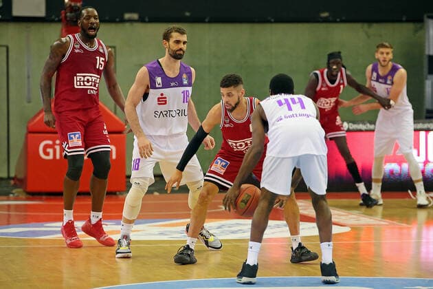 08 01 2022, xovx, Basketball 1 Bundesliga, easy Credit BBL, JobStairs Giessen 46ers BG Göttingen v l Jalon Miller Giessen 46ers , Harper Kamp BG Göttingen , Kendale McCullum Giessen 46ers , Kamar Baldwin BG Göttingen , Nuni Omot Giessen 46ers , Mathis Mönninghoff BG Göttingen Giessen Sporthalle Ost Hessen Germany EN