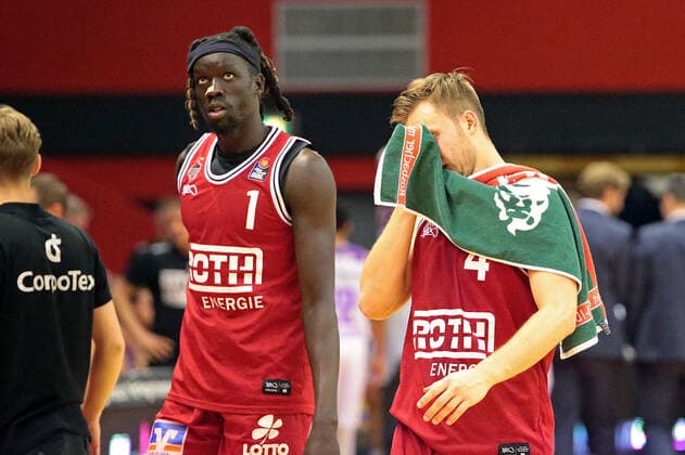 08 01 2022, xovx, Basketball 1 Bundesliga, easy Credit BBL, JobStairs Giessen 46ers BG Göttingen v l Nuni Omot Giessen 46ers , Bjarne Kraushaar Giessen 46ers disappointed, looking disappointed Giessen Sporthalle Ost Hessen Germany EN
