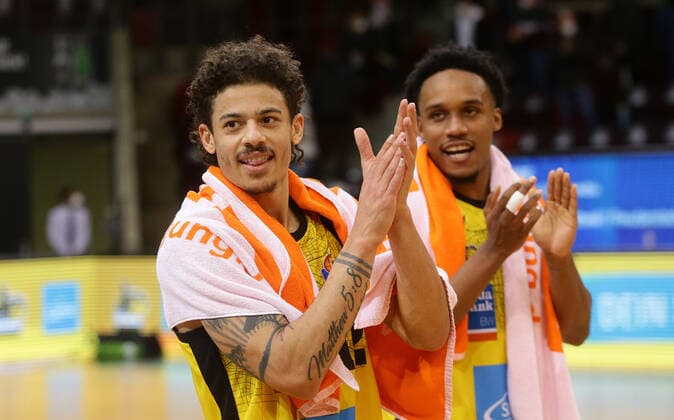 Ludwigsburg , Basketball easycredit BBL Bundesliga MHP Riesen Ludwigsburg vs medi Bayreuth , from left Jonah Radebaugh James Woodard Riesen