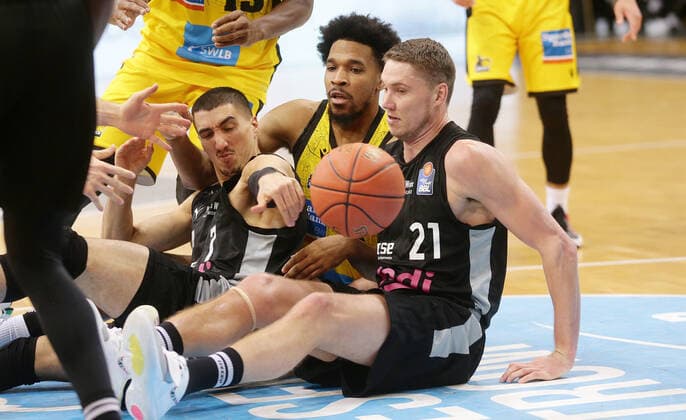 Ludwigsburg , Basketball easycredit BBL Bundesliga MHP Riesen Ludwigsburg vs medi Bayreuth , from left Philip Jalalpoor Bayreuth JUstin Simon Riesen Janari Joesaar Bayreuth