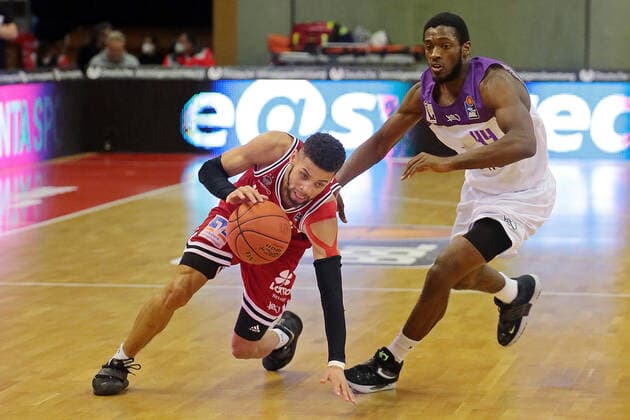 08 01 2022, xovx, Basketball 1 Bundesliga, easy Credit BBL, JobStairs Gießen 46ers BG Göttingen v l Kendale McCullum Gießen 46ers , Kamar Baldwin BG Göttingen Gießen Sporthalle Ost Hessen Germany EN