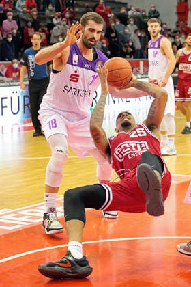 08 01 2022, xovx, Basketball 1 Bundesliga, easy Credit BBL, JobStairs Gießen 46ers BG Göttingen v l Harper Kamp BG Göttingen , Phillip Fayne II Gießen 46ers Gießen Sporthalle Ost Hessen Germany EN