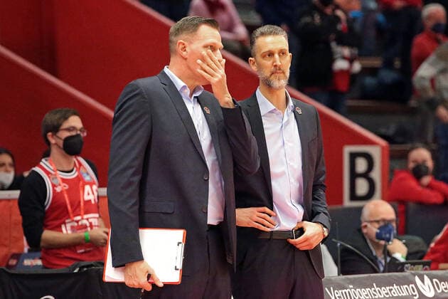 08 01 2022, xovx, Basketball 1 Bundesliga, easy Credit BBL, JobStairs Giessen 46ers BG Göttingen v l Co Coach Steven Wriedt Giessen 46ers , Coach Pete Strobl Giessen 46ers Giessen Sporthalle Ost Hessen Germany DE