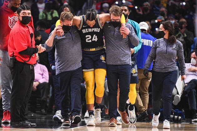 LOS ANGELES, CA - JANUARY 08: Memphis Grizzlies Forward Dillon Brooks (24) is helped off the court after turning an ankle during a NBA, Basketball Herren, USA game between the Memphis Grizzlies and the Los Angeles Clippers on January 8, 2022 at Crypto.com Arena in Los Angeles, CA. (Photo by Brian Rothmuller Icon Sportswire) NBA: JAN 08 Grizzlies at Clippers Icon2201080012