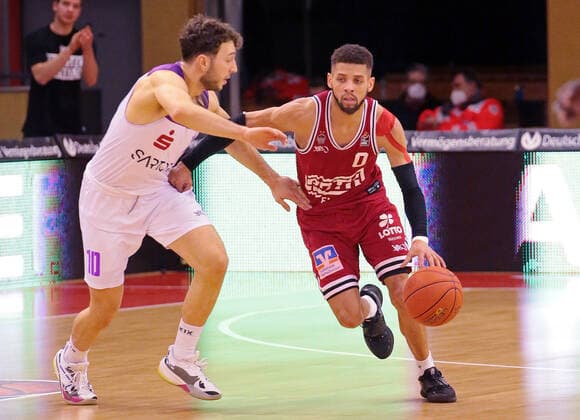 08 01 2022, xovx, Basketball 1 Bundesliga, easy Credit BBL, JobStairs Gießen 46ers BG Göttingen v l Haris Hujic BG Göttingen , Kendale McCullum Gießen 46ers Gießen Sporthalle Ost Hessen Germany EN