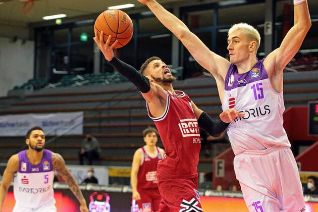 08 01 2022, xovx, Basketball 1 Bundesliga, easy Credit BBL, JobStairs Gießen 46ers BG Göttingen v l Kendale McCullum Gießen 46ers , Philipp Hartwich BG Göttingen Gießen Sporthalle Ost Hessen Germany DE