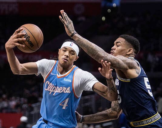 January 8, 2022, Los Angeles, California, USA: Brandon Boston Jr. 4 of the Los Angeles Clippers tries to drive past DaQuan Jeffries 55 of the Memphis Grizzlies during their NBA, Basketball Herren, USA game on Saturday January 8, 2022 at Crypto.com Arena in Los Angeles, California. Clippers lose to Grizzlies, 108-123. PI Los Angeles USA - ZUMAp124 20220108_zaa_p124_038 Copyright: xJAVIERxROJASx