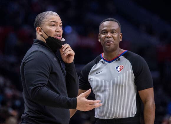 January 8, 2022, Los Angeles, California, USA: Head coach, Tyronn Lue of the Los Angeles Clippers questions a call during their NBA, Basketball Herren, USA game against the Memphis Grizzlies on Saturday January 8, 2022 at Crypto.com Arena in Los Angeles, California. Clippers lose to Grizzlies, 108-123. PI Los Angeles USA - ZUMAp124 20220108_zaa_p124_039 Copyright: xJAVIERxROJASx