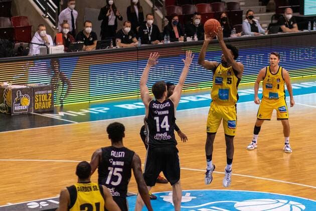 Moritz SANDERS Medi Bayreuth, 14 Terry ALLEN Medi Bayreuth, 15 Justin SIMON MHP Riesen Ludwigsburg, 5 Jordan HULLS MHP Riesen Ludwigsburg, 1 , MHP Riesen Ludwigsburg vs Medi Bayreuth, Basketball, Basketball Bundesliga, 16 Spieltag, 2021 2022, 08 01 2021, MHP Riesen Ludwigsburg vs Medi Bayreuth, Basketball, Basketball Bundesliga, 16 Spieltag, 2021 2022, 08 01 2021 Ludwigsburg. Copyright: xEibner-Pressefotox EP_FMR