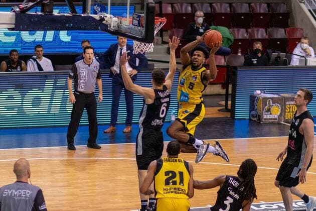 Kevin WOHLRATH Medi Bayreuth, 6 Marcus THORNTON Medi Bayreuth, 3 Moritz SANDERS Medi Bayreuth, 14 Justin SIMON MHP Riesen Ludwigsburg, 5 Tremmell DARDEN MHP Riesen Ludwigsburg, 21 , MHP Riesen Ludwigsburg vs Medi Bayreuth, Basketball, Basketball Bundesliga, 16 Spieltag, 2021 2022, 08 01 2021, MHP Riesen Ludwigsburg vs Medi Bayreuth, Basketball, Basketball Bundesliga, 16 Spieltag, 2021 2022, 08 01 2021 Ludwigsburg Copyright: xEibner-Pressefotox EP_FMR