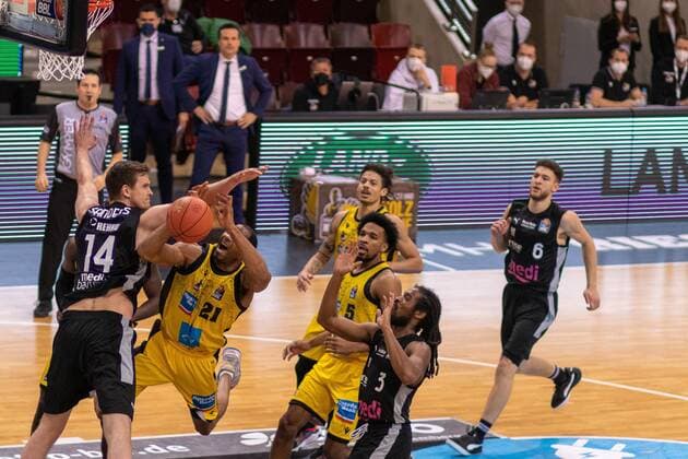 Moritz SANDERS Medi Bayreuth, 14 Tremmell DARDEN MHP Riesen Ludwigsburg, 21 Justin SIMON MHP Riesen Ludwigsburg, 5 Kevin WOHLRATH Medi Bayreuth, 6 , MHP Riesen Ludwigsburg vs Medi Bayreuth, Basketball, Basketball Bundesliga, 16 Spieltag, 2021 2022, 08 01 2021, MHP Riesen Ludwigsburg vs Medi Bayreuth, Basketball, Basketball Bundesliga, 16 Spieltag, 2021 2022, 08 01 2021 Ludwigsburg. Copyright: xEibner-Pressefotox EP_FMR