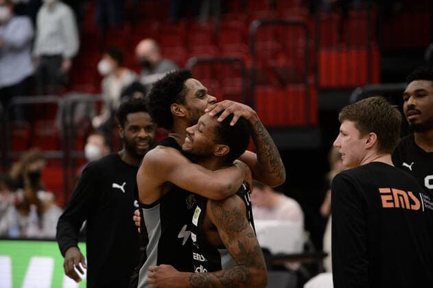 Jubilant Antonio Lee AJ Davis Jr 3 Nürnberg Falcons BC and Dupree Mc Brayer 1 Nürnberg Falcons BC after the game Artland Dragons Quakenbrück vs Nürnberg Falcons BC Basketball, ProA, Season 2021 2022, 18 Matchday, 08 01 2022 Copyright xErikxHillmer EIBNERx EP EHR Artland Dragons Quakenbrück vs Nürnberg Falcons BC Basketball, ProA, Season 2021 2022, 18 Matchday, 08 01 2022 Quakenbrück Copyright: xErikxHillmer EIBNERx EP_EHR