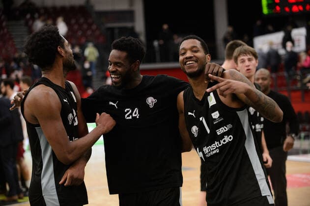 Jubilant victory by Antonio Lee AJ Davis Jr 3 Nürnberg Falcons BC , Roland L™Amour Nyama 24 Nürnberg Falcons BC and Dupree Mc Brayer 1 Nürnberg Falcons BC after the game Artland Dragons Quakenbrück vs Nürnberg Falcons BC Basketball, ProA, Season 2021 2022, 18 Matchday, 08 01 2022 Copyright xErikxHillmer EIBNERx EP EHR Artland Dragons Quakenbrück vs Nürnberg Falcons BC Basketball, ProA, Season 2021 2022, 18 Matchday, 08 01 2022 Quakenbrück Copyright: xErikxHillmer EIBNERx EP_EHR