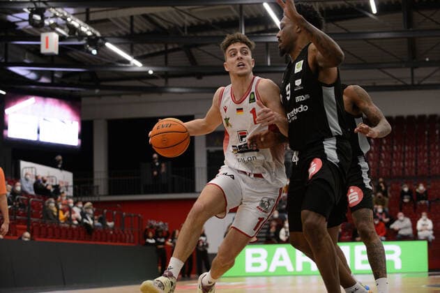 Zachary Ensminger 1 Artland Dragons Quakenbrück vs Josh Price 9 Nürnberg Falcons BC during the game Artland Dragons Quakenbrück vs Nürnberg Falcons BC Basketball, ProA, season 2021 2022, 18 matchday, 08 01 2022 Copyright xErikxHillmer EIBNERx EP EHR Artland Dragons Quakenbrück vs Nürnberg Falcons BC Basketball, ProA, season 2021 2022, 18 matchday, 08 01 2022 Quakenbrück Copyright: xErikxHillmer EIBNERx EP_EHR