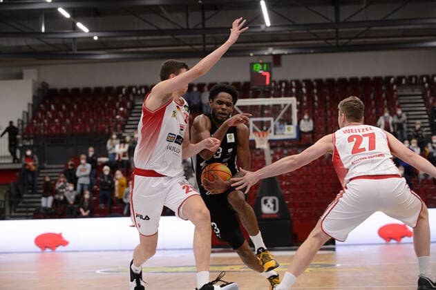 Antonio Lee AJ Davis Jr 3 Nürnberg Falcons BC vs Jacob Knauf 25 Artland Dragons Quakenbrück and Jonas Weitzel 27 Artland Dragons Quakenbrück during the game Artland Dragons Quakenbrück vs Nürnberg Falcons BC Basketball, ProA, Season 2021 2022, 18 Matchday, 08 01 2022 Copyright xErikxHillmer EIBNERx EP EHR Artland Dragons Quakenbrück vs Nürnberg Falcons BC Basketball, ProA, Season 2021 2022, 18 Matchday, 08 01 2022 Quakenbrück Copyright: xErikxHillmer EIBNERx EP_EHR