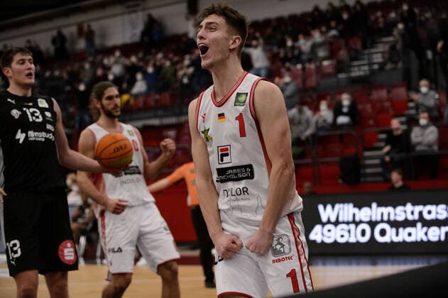 Zachary Ensminger 1 Artland Dragons Quakenbrück cheers for a basket during the game Artland Dragons Quakenbrück vs Nürnberg Falcons BC Basketball, ProA, season 2021 2022, 18 match day, 08 01 2022 Copyright xErikxHillmer EIBNERx EP EHR Artland Dragons Quakenbrück vs Nürnberg Falcons BC Basketball, ProA, season 2021 2022, 18 match day, 08 01 2022 Quakenbrück Copyright: xErikxHillmer EIBNERx EP_EHR