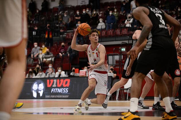 Zachary Ensminger 1 Artland Dragons Quakenbrück during the game Artland Dragons Quakenbrück vs Nürnberg Falcons BC Basketball, ProA, season 2021 2022, 18 match day, 08 01 2022 Copyright xErikxHillmer EIBNERx EP EHR Artland Dragons Quakenbrück vs Nürnberg Falcons BC Basketball, ProA, season 2021 2022, 18 match day, 08 01 2022 Quakenbrück Copyright: xErikxHillmer EIBNERx EP_EHR