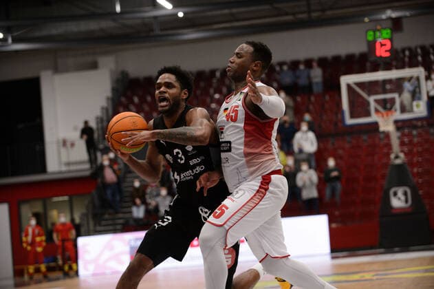 Antonio Lee AJ Davis Jr 3 Nürnberg Falcons BC vs Demetrius Ward 45 Artland Dragons Quakenbrück during the game Artland Dragons Quakenbrück vs Nürnberg Falcons BC Basketball, ProA, season 2021 2022, 18 matchday, 08 01 2022 Copyright xErikxHillmer EIBNERx EP EHR Artland Dragons Quakenbrück vs Nürnberg Falcons BC Basketball, ProA, season 2021 2022, 18 matchday, 08 01 2022 Quakenbrück Copyright: xErikxHillmer EIBNERx EP_EHR