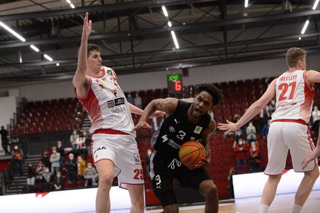 Antonio Lee AJ Davis Jr 3 Nürnberg Falcons BC vs Jacob Knauf 25 Artland Dragons Quakenbrück and Jonas Weitzel 27 Artland Dragons Quakenbrück during the game Artland Dragons Quakenbrück vs Nürnberg Falcons BC Basketball, ProA, Season 2021 2022, 18 Matchday, 08 01 2022 Copyright xErikxHillmer EIBNERx EP EHR Artland Dragons Quakenbrück vs Nürnberg Falcons BC Basketball, ProA, Season 2021 2022, 18 Matchday, 08 01 2022 Quakenbrück Copyright: xErikxHillmer EIBNERx EP_EHR