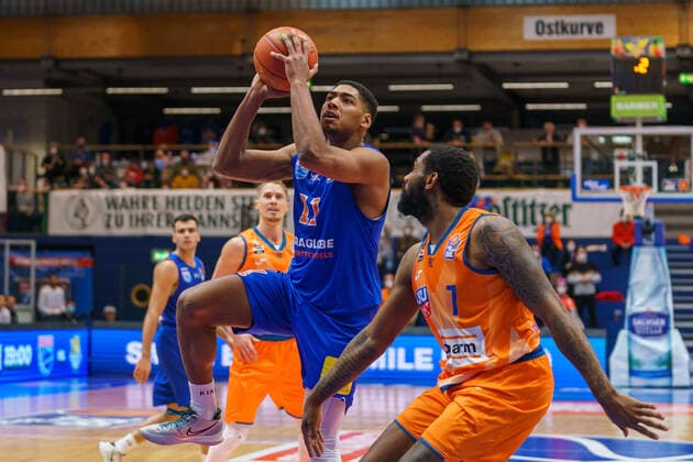 Kostja Mushidi MBC, 11 , Sindarius Thornwell Ulm, 7 , Syntainics MBC vs Ratiopharm Ulm, Basketball Bundesliga, Men, 2021 2022, 14 Matchday, , 08 01 2022, Syntainics MBC vs Ratiopharm Ulm, Basketball Bundesliga, Men, 2021 2022, 14 Matchday, , 08 01 2022, Weissenfels Copyright: xEibner-Pressefoto EckehardxSchulzx EP_EER