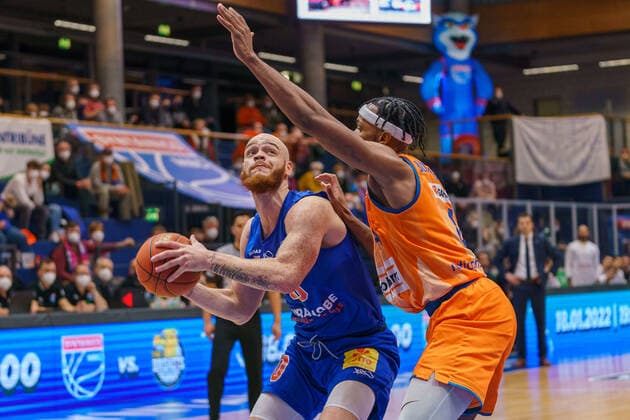 Reggie Upshaw MBC, 30 , Jaron Blossomgame Ulm, 4 , Syntainics MBC vs Ratiopharm Ulm, Basketball Bundesliga, Men, 2021 2022, 14 Spieltag, , 08 01 2022, Syntainics MBC vs Ratiopharm Ulm, Basketball Bundesliga, Men, 2021 2022, 14 Spieltag, , 08 01 2022, Weissenfels. Copyright: xEibner-Pressefoto EckehardxSchulzx EP_EER