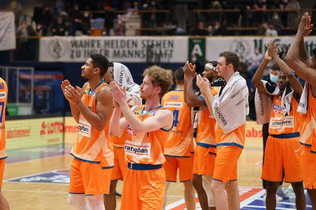 The Ulm team after the 75 89 away win, Syntainics MBC vs Ratiopharm Ulm, Basketball Bundesliga, Men, 2021 2022, 14 Spieltag, , 08 01 2022, Syntainics MBC vs Ratiopharm Ulm, Basketball Bundesliga, Men, 2021 2022, 14 Spieltag, , 08 01 2022, Weissenfels Copyright: xEibner-Pressefoto EckehardxSchulzx EP_EER