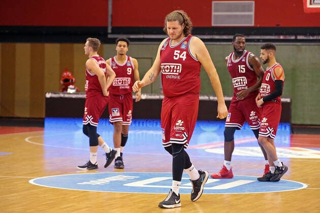 08 01 2022, xovx, Basketball 1 Bundesliga, easy Credit BBL, JobStairs Giessen 46ers BG Göttingen v l Bjarne Kraushaar Giessen 46ers , Maximilian Begue Giessen 46ers , John Bryant Giessen 46ers , Jalon Miller Giessen 46ers , Kendale McCullum Giessen 46ers disappointed, disappointed looking Giessen Sporthalle Ost Hessen Germany DE