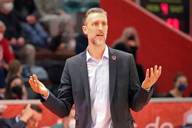 08 01 2022, xovx, Basketball 1 Bundesliga, easy Credit BBL, JobStairs Gießen 46ers BG Göttingen coach Pete Strobl Gießen 46ers disappointed, disappointed looking Gießen Sporthalle Ost Hessen Germany EN