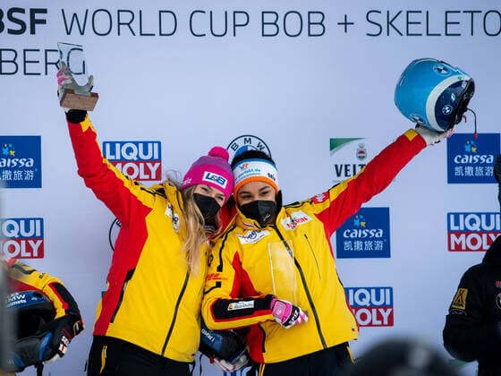 Bilder des Jahres 2022, Sport 01 Januar Sport Themen der Woche KW01 Laura Nolte, Deborah Levi (Deutschland, BSC Winterberg) jubeln auf dem Podium, GER, IBSF Weltcup Winterberg, Zweierbob Frauen, 09.01.2022, Saison 2021 2022 GER, IBSF Weltcup Winterberg, Zweierbob Frauen, 09.01.2022, Saison 2021 2022 *** Laura Nolte, Deborah Levi Germany, BSC Winterberg cheer on the podium, GER, IBSF World Cup Winterberg, two-man bobsleigh women, 09 01 2022, season 2021 2022 GER, IBSF World Cup Winterberg, two-man bobsleigh women, 09 01 2022, season 2021 2022 Copyright: xEibner Memmlerx EP_MMR