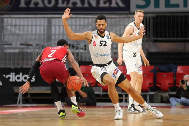 Duel between Corey Walden Bayern Basketball, 2 and Trent Lockett NINERS Chemnitz, 52 GER, FC Bayern Basketball vs NINERS Chemnitz, Basketball, 1 Bundesliga, Season 2021 2022, 09 01 2022, GER, FC Bayern Basketball vs NINERS Chemnitz, Basketball, 1 Bundesliga, Season 2021 2022, 09 01 2022 Muenchen Copyright: xEIBNER MarcelxEngelbrechtx EP_EER