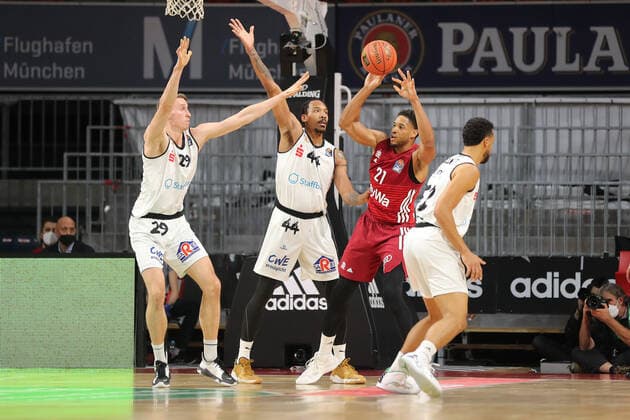 Frantz Massenat NINERS Chemnitz, 29 and Darion Atkins NINERS Chemnitz, 44 bedraengen Augustine Rubit Bayern Basketball, 21 GER, FC Bayern Basketball vs NINERS Chemnitz, Basketball, 1 Bundesliga, 2021 2022 season, 09 01 2022, GER, FC Bayern Basketball vs NINERS Chemnitz, Basketball, 1 Bundesliga, 2021 2022 season, 09 01 2022 Munich. Copyright: xEIBNER MarcelxEngelbrechtx EP_EER